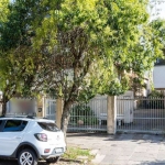 Casa em condomínio com 196 m², 3 dormitórios, 1 suíte com closet, 2 vagas de garagem, cozinha mobiliada, living 2 ambientes, salão de festa com churrasqueira e banheiro, terraço e piscina privativa co