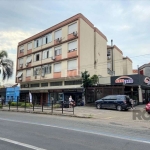 Apartamento amplo de 3 dormitórios, área de serviço, cozinha, sala e banheiro, piso laminado na sala e nos quartos, banheiro social e recentemente reformado.&lt;BR&gt;Próximo a supermercado, shopping,