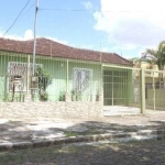 Casa térrea com 3 dormitórios, sala de estar, sala de jantar, banheiro social e banheiro auxiliar completo, cozinha. Amplo pátio com jardim, garagem fechada, canil, central de gás, câmeras de vigilânc