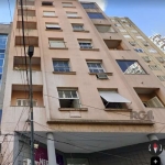 Com excelente localização esta apartamento possui 1 dormitório, living, cozinha e banheiro.&lt;BR&gt;&lt;BR&gt;Prédio enxuto.&lt;BR&gt;Baixo custo condominial.&lt;BR&gt;&lt;BR&gt;Conheça e surpreenda-