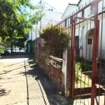 Casa com 3 dormitórios, dependência de empregada, área de serviço, banheiro social, terreno localizado no centro do bairro (próximo ao CETE), próximo de todos os recursos como, farmácias, supermercado