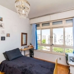 Apartamento à venda localizado na Rua Sarmento Leite, no Centro Histórico de Porto Alegre. Este imóvel conta com área construída de 86m², oferecendo 3 quartos, 2 banheiros e 1 vaga de garagem. Prédio 