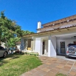 Ótima casa de 4 dormitórios sendo um suíte com hidro, living 2 ambientes com lareira, copa/cozinha, banheiro social, lavabo, área nos fundos coberta com churrasqueira, lavanderia, sala de TV, gabinete