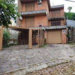 Ótimo apto ,reformado, prédio pequeno, baixo custo condominial apenas 2 aptos.&lt;BR&gt;São 2 dorm com possibilidade de um terceiro, sala com sacada, cozinha, lavabo, banheiro social, churrasqueira.&l