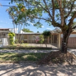 .Casa térrea, tres dormitórios, sendo um suíte, lavabo. ampla sala piso parque, cozinha bem arejada, duas vagas de garagem cobertas, mais tres descobertas. nos fundos do imóvel um ampla edicula com um