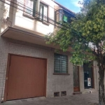 APARTAMENTO DE 2 DORMITORIOS, SENDO UM 1 SUITE. BANHEIRO SOCIAL. SALA AMPLA, AREA DE SERVICO INTEGRADA, COZINHA E CHURRASQUEIRA. &lt;BR&gt;PISO LAMINADO EM OTIMO ESTADO E ELETRICA NOVA. PRIMEIRO ANDAR