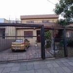 CASA COM DOIS PAVIMENTOS, NO ANDAR SUPERIOR:  TRES DORMITORIOS, SENDO DOIS COM SACADA E UM SUITE MASTER, BANHEIRO SOCIAL, ESCRITORIO E TERRACO. NO TERREO: SALA DE ESTAR, SALA DE JANTAR, COZINHA, ESCRI