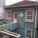 Casa com aproximadamente 124m² de área privativa divididos em 4 dormitórios, 2 salas, 2 cozinhas, 2 banheiros, vaga para carro e pátio com deposito de alvenaria.&lt;BR&gt;Possui cômodos arejados e com