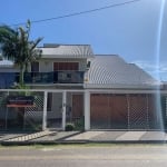 Casa com 4 dormitórios, (sendo 2 suítes), 4 banheiros (1 com hidromassagem), lareira, varanda com churrasqueira, piscina, piso aquecido no andar superior, geração de energia fotovoltaica e água quente