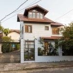 Casa excelente no Bairro Tristeza, com uma área privativa de 217,92 m², sala de estar, cozinha, 2 lavados e 2 banheiro social . Um Pátio nos fundos com churrasqueira e espaço gourmet. No 2° piso com 3