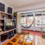 Apartamento 3 dormitórios, living aconchegante para dois ambientes com sacada totalmente fechada com vidros corrediços, 8º andar, de frente, posição solar norte, piso em parquet Decorado, aberturas no