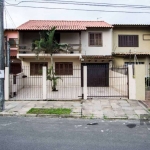 Ótima casa com 3 dormitórios, sendo uma suíte. Você pode contar também com um amplo living, lavabo, cozinha integrada com a sala de jantar, churrasqueira, área de serviço/lavanderia independente, banh