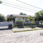 Casa comercial/residencial com 200m², sala de estar com lareira, quatro dormitórios sendo um suíte, banheiro social, lavabo, sala de estar/jantar, cozinha, ampla lavanderia em edícula a parte, e garag