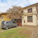 Ótima casa bem iluminada e arejada, com 04 dormitórios sendo 1 com ar condicionado , living dois ambientes com lareira, 02 banheiros, toda gradeada, nos fundos uma peça com banheiro e ambiente para la