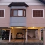 Lindo apartamento de 3 dormitórios, sendo uma suíte, localizado em Canela, RS. O imóvel está semi mobiliado, com móveis planejados da Duo de Canela, proporcionando praticidade e conforto. Além disso, 