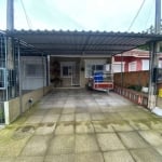 Casa térrea semi mobiliada com 2 dormitórios um deles com um split de 9mil btu, amplo living, cozinha em conceito aberto, banheiro com box de vidro, casa toda com piso em porcelanato, pátio e área fec