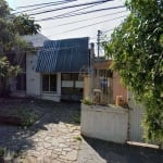 Terreno no bairro Partenon, com  uma casa que necessita de reforma, medindo 7,50 de frente e 26,30  de comprimento, totalizando 197,25m²,  ótima localização, à 5 minutos da PUC-RS e a 600 metros do Sh