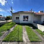 Linda Casa de esquina em condomínio fechado, com total segurança e infraestrutura, imóvel com 3 dormitórios, sendo 1 Suíte americana, living com dois ambientes, pátio privativo na frente e nos fundos,