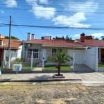 Casa na Rua Sotero da Silveira, nº 501, Bairro Jardim Europa, com 3 dormitórios sendo um suíte, 2 banheiros, sala de estar com lareira e sala de jantar.&lt;BR&gt;&lt;BR&gt;Diferenciais: Ficam na casa 