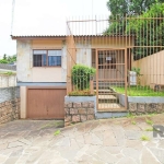 Casa 2 dormitórios, sala ampla, banheiro, cozinha, área de serviço e garagem fechada.  Edícula de 2 pisos(parte de trás) sala, 2 dormitórios, banheiro, cozinha com churrasqueira.