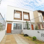 Excelente casa na parte alta da cidade, com 2 suítes, uma com splits,1 lavabo, sala com dois ambientes, cozinha, área de serviço, pátio, churrasqueira, piso porcelanato na parte térrea, segundo andar 