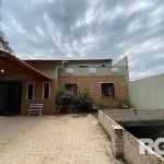 Casa para Compra em Zona Sul de POA/RS | Imóvel constituído de casa com 3 dormitórios (sendo 1 suíte com hidromassagem); banheiro e lavabo; sala ampla com cozinha; área com churrasqueira; piscina 4x8 