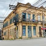 Prédio comercial em localização de esquina privilegiada no Centro Histórico, todo restaurado, possui 440m² com amplo pavimento térreo, mais 2º piso com divisões e sótão. Idela para diversos fins comer