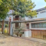 Casa residencial com 4 dormitórios, sendo 2 suítes, living amplo para 2 ambientes, cozinha, dependência de empregada, 5 banheiros, escritório, despensa, churrasqueira, pátio na frente e fundos, locali