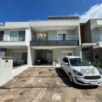 Excelente casa em condomínio a venda de Porteira fechada com 200 m² de área privativa 3 dormitórios no bairro Hípica, Zona Sul de Porto Alegre.&lt;BR&gt;&lt;BR&gt;Casa com 03 dormitórios sendo uma suí