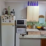 Aconchegante apartamento, com suíte, banheiro, cozinha e sala, ficando (em princípio) apenas os móveis do banheiro. Imóvel com baixo valor condominial e em excelente localização da Vila Ipiranga, na A