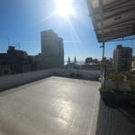 JK com 31 m² de área privativa, cozinha, área de serviço separada e banheiro social. Condomínio com churrasqueira no terraço da cobertura com vista panorâmica do Guaíba e do Centro Histórico! Possui b