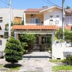 casa com ótimo acabamento, avarandado todo em vidro , hall de entrada , lavabo , living, sala de jantar,  cozinha americana, lavanderia , churrasqueira integrada , pátio com piscina, 03 dormitórios , 