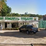 Excelente ponto comercial composto de loja 60m², sala, 02 banheiros, depósito e terreno totalizando 1000m². Perfeito para distribuidoras de gás, água, material de construção, etc... Bem localizado pró