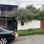 Duas casas no mesmo terreno, casa da frente 2 dormitórios, 2 salas, banheiro e cozinha.  Casa dos fundos 1 dormitório, sala, banheiro e encima um jk e garagem.