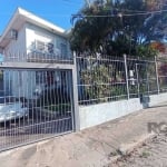 Casa semi- mobiliada com 130 m², localizada no bairro Glória. Imóvel com 3 dormitórios, ar condicionados em todos os cômodos, dormitório principal com sacada, 3 banheiros, cozinha com armários, pátio 