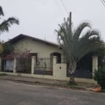 Ótima casa, 3 dormitórios, sendo 1 suíte, sala, varanda, cozinha, garagem coberta, área de serviço, espaço gourmet, mais edícula com mais 2 peças mais 1 suíte. Localizda no bairro Igra Norte, com aces