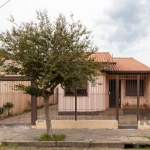 Casa térrea com área privativa de 86m² e área total de 475m², possui 3 dormitórios, sendo transformados em 2 (facilmente reversivel),  2 banheiro social, living para 2 ambientes, cozinha ampla e plane