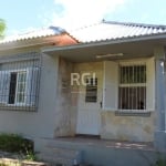 Excelente oportunidade, 2 casas em um único terreno (podendo ser Comercial ou Residencial), sendo a primeira com 2 dormitórios, sala dois ambientes, cozinha, banheiro social. A segunda, SOBRADO, com 4