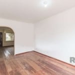 Vendo Casa com 04 dormitorios no bairro Chacará das Pedras em Porto Alegre, com 280m2 útil, 2 pavimentos, com 04 dormitórios, sendo 01 suíte, living superior com lareira, cozinha, banheiro social, edi