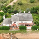 Casa de 2 andares, com 5 dormitórios (1 sendo suíte), 3 banheiros (um com hidromassagem), 2 salas com lareira, cozinha, 3 churrasqueiras (uma na área externa), entrada para carros e uma garagem cobert