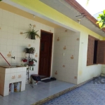 Casa com 4 quartos sendo 243m² , 2 banheiros e ambiente arejado. &lt;BR&gt;Equipada com ar-condicionado, sala, cozinha, área de serviço e despensa amplas. &lt;BR&gt;Pátio espaçoso para momentos ao ar 