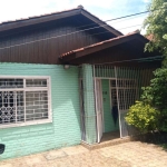 CASA 150 m² com amplas dependências 3 dormitórios, banheiro social,living amplo, copa e cozinha.&lt;BR&gt;Possui um bom pátio, e  3 vagas, um  sobrado nos fundos, com quarto, sala, cozinha e banheiro,