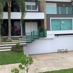 Luxuosa casa residencial em Jurerê Internacional! Na melhor localização do bairro. Possui todos os requisitos necessários para se viver com conforto, segurança e muita qualidade de vida. Próxima a pra