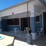 Casa com 3 dormitórios sendo duas suítes, mobiliada, living amplo e integrado, sala de estar com lareira, cozinha americana equipada com armários sob medida, área de serviço com armários, 1 banheiro s