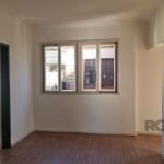 Apartamento de 2 dormitórios no Bairro Petrópolis , reformado.  Apartamento fundos com 3 lances de escada, em excelente localização esquina com Felipe de Oliveira.&lt;BR&gt;    Petrópolis é um bairro 