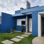 Casa com excelente padrão construtivo, 170m², sendo 3 dormitórios, 01 suite, 2 banheiros, sala de estar espaçosa, cozinha planejada, garagem para dois carros com churrasqueira, pátio aos fundos com es