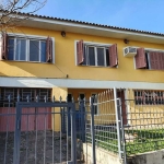 Casa à venda no Centro de Guaíba, com 4 quartos, sendo 1 suíte, e 4 banheiros sociais. Possui área privativa de 259m² e área total de 480m². Com alarme no imóvel, churrasqueira, lareira, lavabo e jane