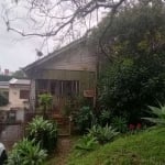 Ótima oportunidade de adquirir um terreno, bem localizado no bairro Tristeza! &lt;BR&gt;Possui duas casas, na primeira, uma casa de madeira, tem dois dormitórios, sala, cozinha e um banheiro social.&l