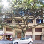 APARTAMENTO 2D | 109,55m² COM PÉ DIREITO ALTO | SOL MANHÃ E TARDE&lt;BR&gt;&lt;BR&gt;Amplo apartamento de frente em rua arborizada no bairro Petrópolis com 109,55 m² de área privativa, sala de estar c