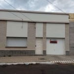 Casa com 3 dormitórios, sala de estar com lareira, cozinha e área coberta com churrasqueira, subsolo com espaço para depósito.&lt;BR&gt;220 m² de área construída e 500 m² de terreno. &lt;BR&gt;Excelen